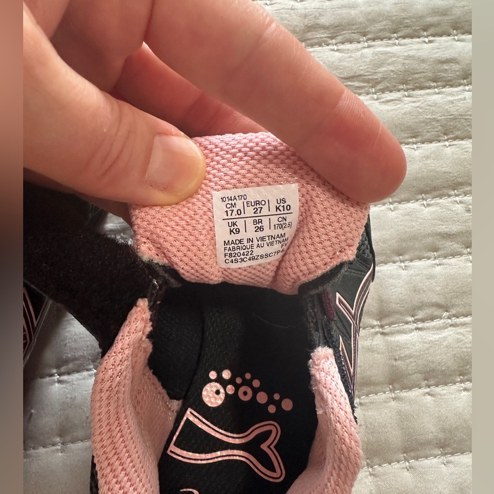 NWT ASICS kids  Black and Pink Running Shoes Size 10 - Picture 4 of 7